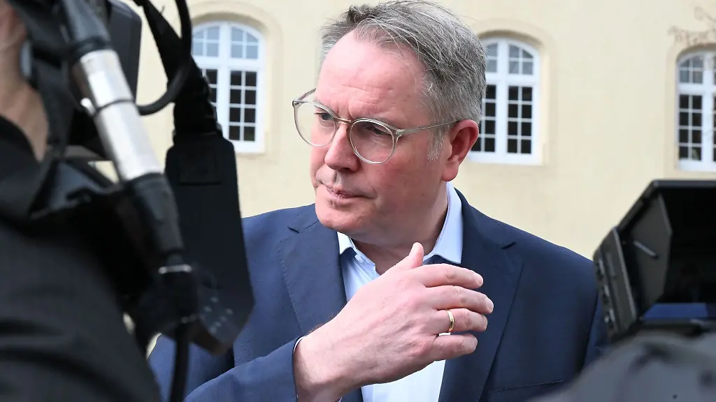 Der-scheidende-Ministerpraesident-Alexander-Schweitzer-behaelt-sein-Landtagsmandat