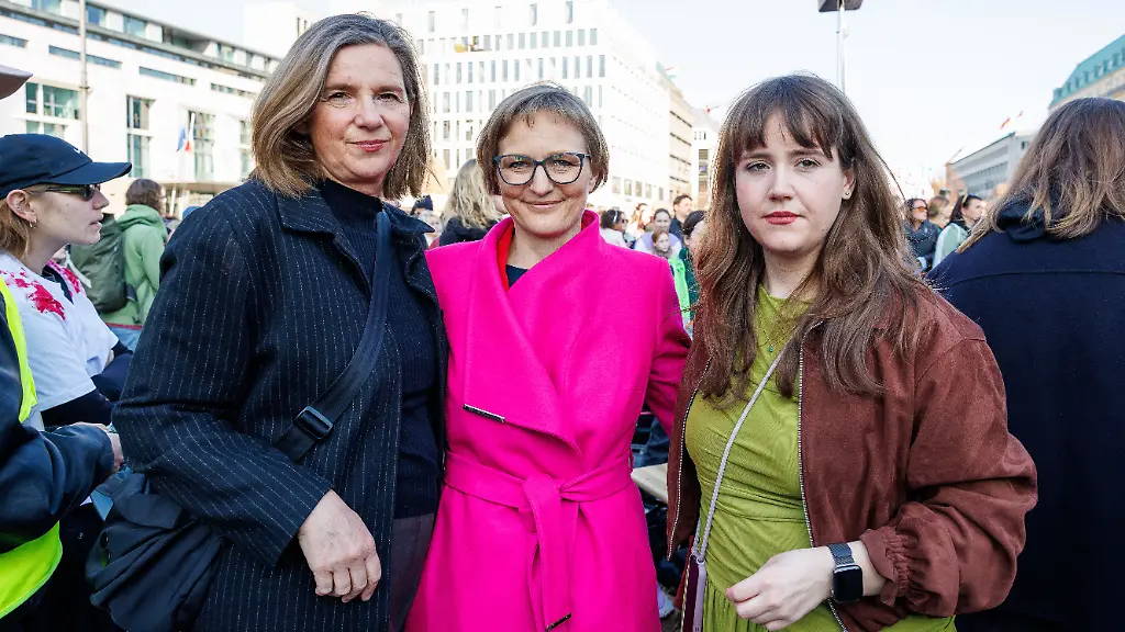 Katrin-Goering-Eckardt-l-r-Franziska-Brantner-Bundesvorsitzende-von-Buendnis-90-Die-Gruenen-und-Ricarda-Lang-alle-Buendnis-90-Die-Gruenen-nehmen-an-einer-Demonstration-gegen-sexualisierte-digitale-Gewalt-vor-dem-Brandenburger-Tor-teil
