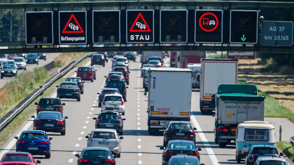 Voll-werden-die-Autobahnen-vor-allem-am-Freitag-und-am-Gruendonnerstag