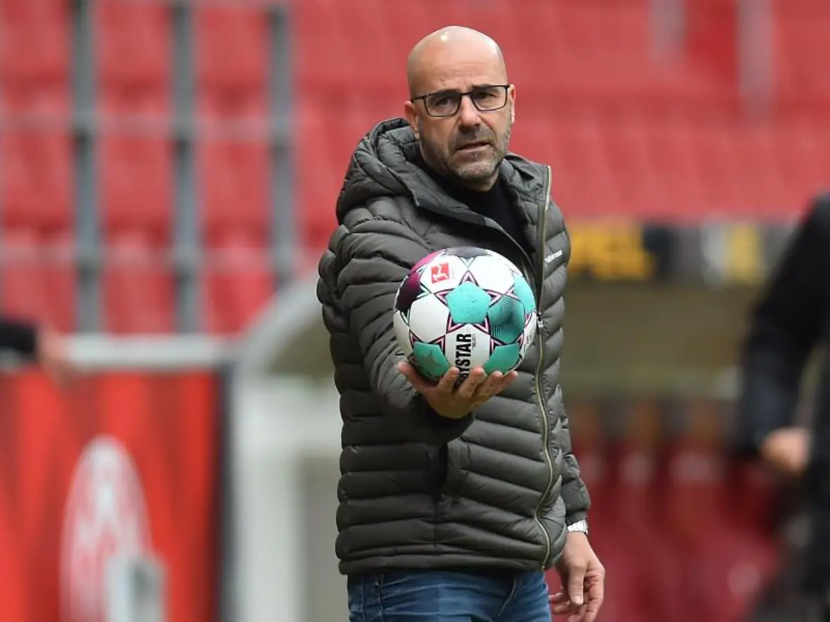Leverkusens-Trainer-Peter-Bosz-haelt-den-Ball