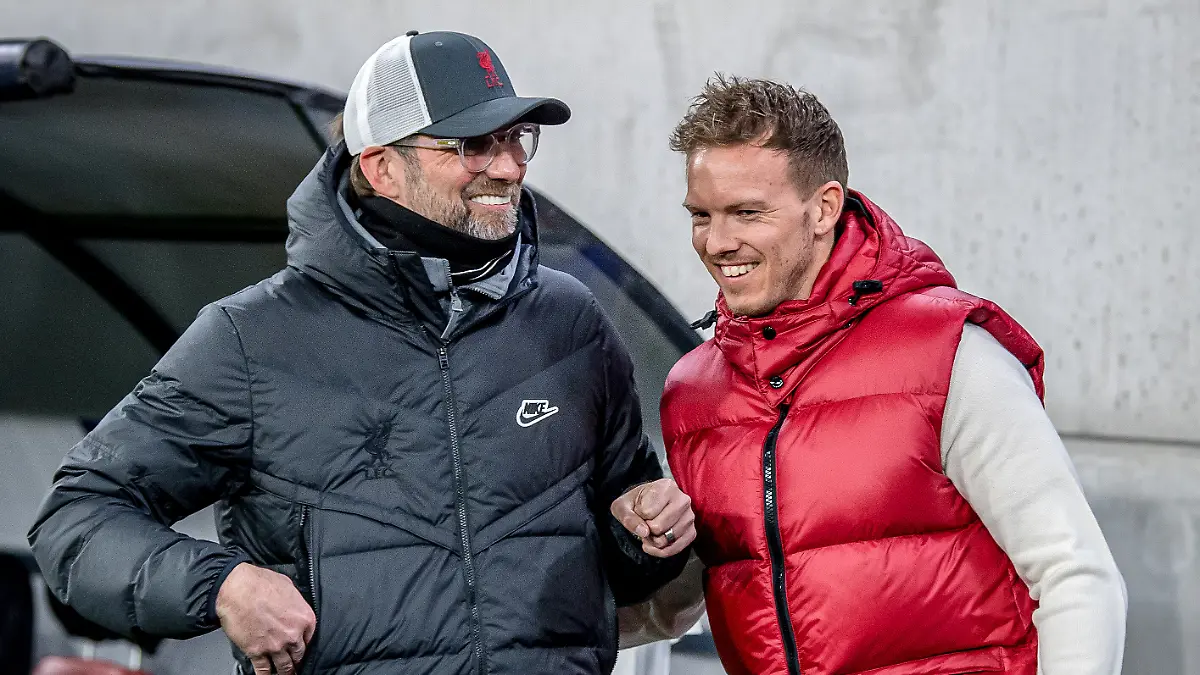 Liverpools-Coach-Juergen-Klopp-und-Leipzigs-Trainer-Julian-Nagelsmann-stehen-zusammen-und-unterhalten-sich-UEFA-Champions-League-Achtelfinale-Rueckspiel-FC-Liverpool-RB-Leipzig-2-0-10-03-2021-Puskas-Arena-in-Budapest-Ungarn