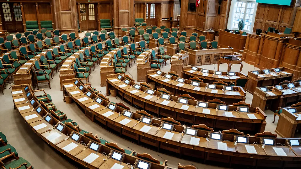 Meeting-in-the-hall-with-the-Prime-Minister-s-Question-Time-in-the-Parliament-Hall-at-Christiansborg-on-Tuesday-December-9-2025