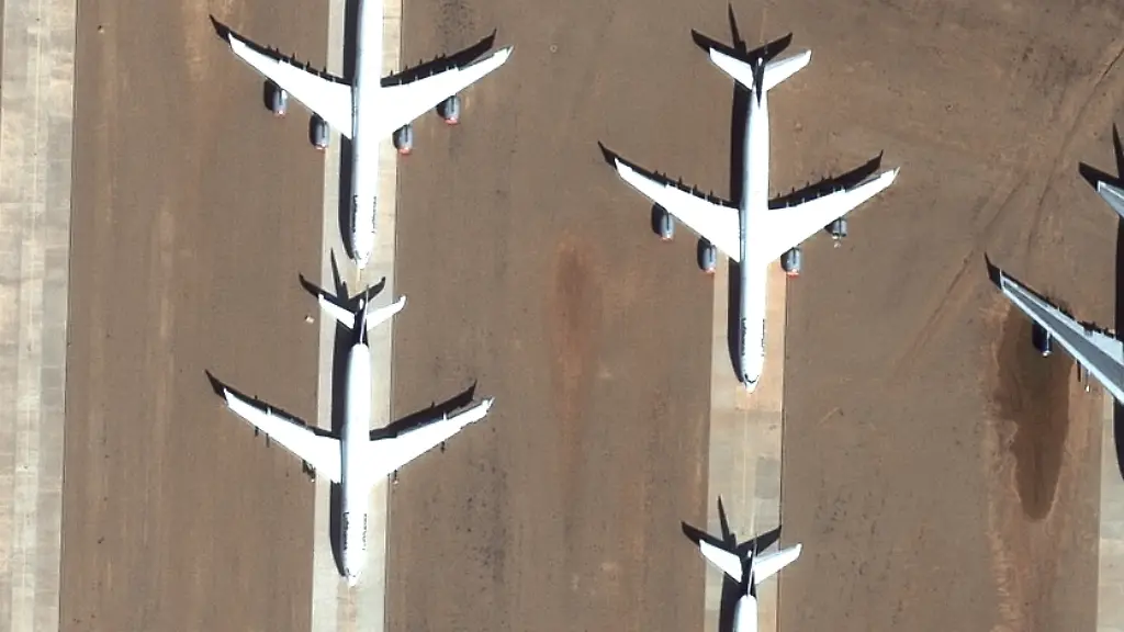 Blick-auf-die-Stellflaechen-am-Flughafen-Teruel-in-Spanien-Die-hochaufloesende-Satellitenaufnahme-zeigt-die-Situation-am-23-Maerz-2026-Erkennbar-sind-auf-diesem-Bildausschnitt-Passagierjets-der-Lufthansa