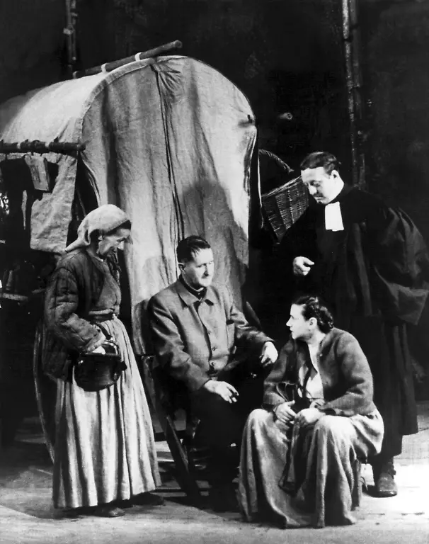 Als-erste-Inszenierung-am-Berliner-Ensembele-studiert-Bertolt-Brecht-M-Mutter-Courage-und-ihre-Kinder-ein-Links-seine-Ehefrau-Helene-Weigel-in-der-Titelrolle-rechts-Angelika-Hurwicz-als-Katrin-und-Erwin-Geschonnek-als-Prediger-1951-Der-Geburtstag-des-Schriftstellers-Bertolt-Brecht-Foto-von-1956-jaehrt-sich-am-10-Februar-zum-100-mal-International-bekannt-wurde-Brecht-durch-die-mit-dem-Komponisten-Kurt-Weill-verfasste-Dreigroschenoper-die-1929-in-Berlin-mehr-als-250mal-aufgefuehrt-wurde-1933-fluechtete-Brecht-vor-den-Nationalsozialisten-ins-Ausland-1949-Rueckkehr-nach-Ost-Berlin-wo-er-mit-seiner-Frau-Helene-Weigel-das-Berliner-Ensemble-gruendete-Zu-seinen-bekanntesten-Stuecken-zaehlt-u-a-Mutter-Courage-und-ihre-Kinder-Der-gute-Mensch-von-Sezuan-und-Der-kaukasische-Kreidekreis-Bert-Brecht-starb-am-14-August-1956-in-Ost-Berlin-an-den-Folgen-eines-Herzinfarkts-Mit-mehr-als-100-Veranstaltungen-von-der-Ausstellung-bis-zum-Kabarettabend-ehrt-die-Stadt-Berlin-in-diesem-Jahr-ihren-grossen-Sohn-Nach-zweijaehriger-Umbauzeit-wird-dort-auch-das-Brechthaus-wiedereroeffnet