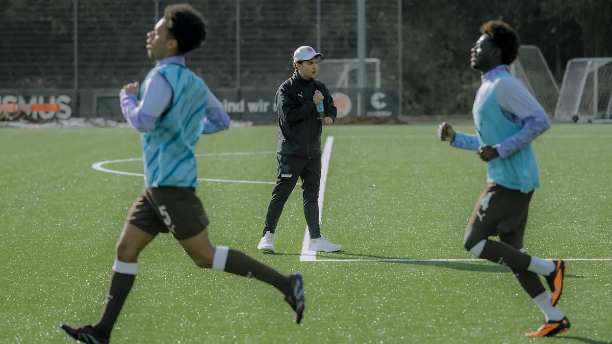 Christian-Dobrick-mit-weisser-Kappe-am-Spielfeld-Er-ist-Fussballtrainer-der-U19-Herrenmannschaft-von-FC-St-Pauli-Fotografiert-bei-einem-Spiel-gegen-den-Chemnitzer-FC-Fotografiert-am-28-02-2026-am-Leistungszentrum-Brummerskamp