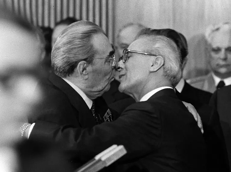 ARCHIVFOTO-Vor-45-Jahren-am-16-Juni-1977-wird-Leonid-Breschnew-Vorsitzender-der-KPdSU-Erich-HONECKER-rechts-Politiker-Generalsekretaer-des-Zentralkomitees-der-SED-und-Staatsratsvorsitzender-der-DDR-und-Leonid-Iljitsch-BRESCHNEW-Parteichef-der-KPDSU-und-Staatschef-der-UdSSR-tauschen-den-sog-Bruderkuss-aus-aus-Anlass-einer-Ordensverleihung-an-Breschnew-im-Rahmen-der-Feier-des-30jaehrigen-Bestehens-der-DDR-am-05-10