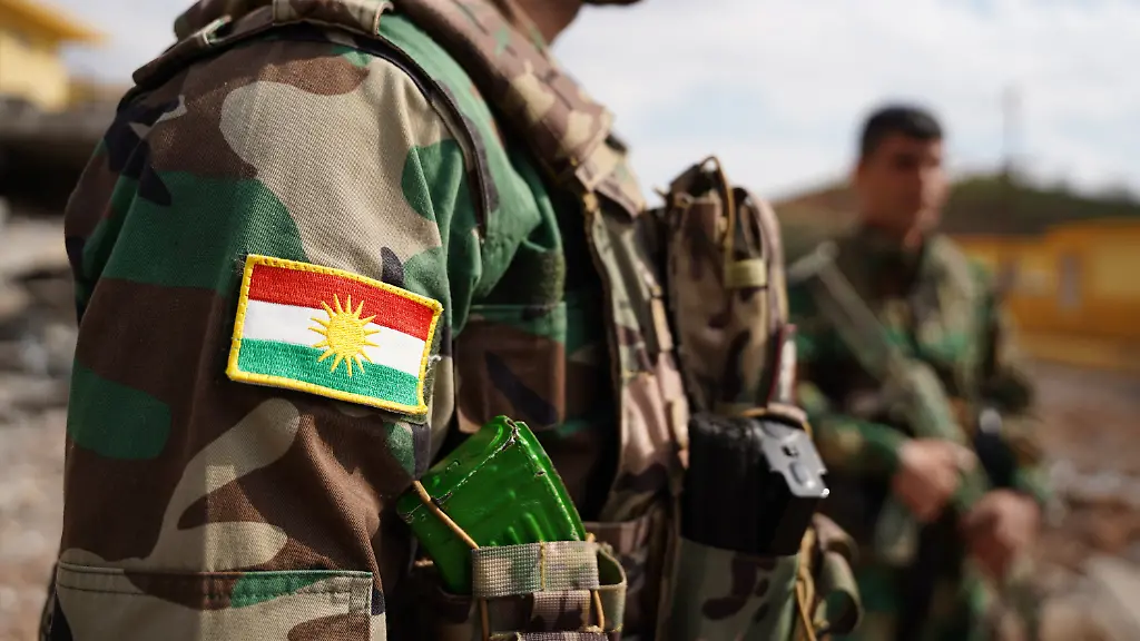 11-03-2026-Irak-Erbil-Mitglieder-der-PAK-Peschmerga-zeigen-die-Flagge-Kurdistans-auf-ihren-Uniformen-waehrend-sie-im-PAKShar-Lager-im-Bezirk-Ashkawt-Saqa-von-Erbil-stationiert-sind-Die-Kurdische-Freiheitspartei-PAK-ist-ein-prominenter-Gegner-des-iranischen-Regimes-in-der-Region-Kurdistan