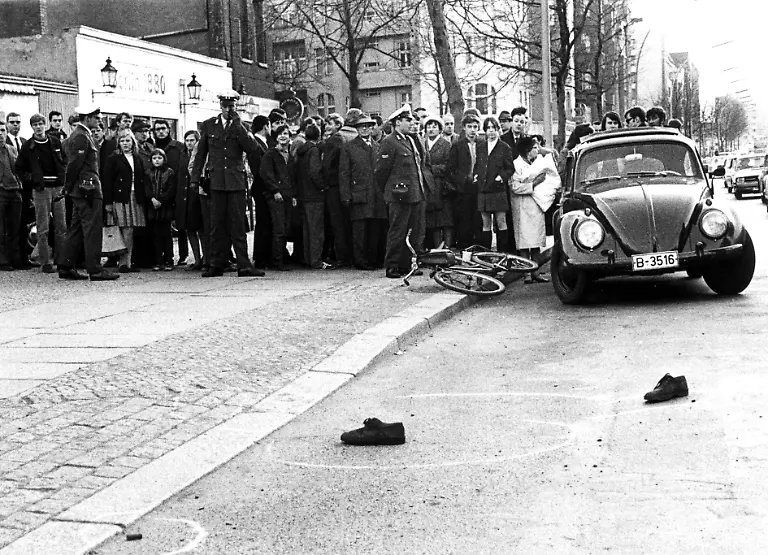Westberliner-Polizei-am-Kurfuerstendamm-am-Tatort-des-Attentats-auf-den-Studenten-Rudi-Dutschke-am-11-04-1968-Der-in-rechtsextremen-Kreisen-verkehrende-Attentaeter-J-Bachmann-schoss-vor-dem-SDS-Buero-dreimal-auf-Dutschke