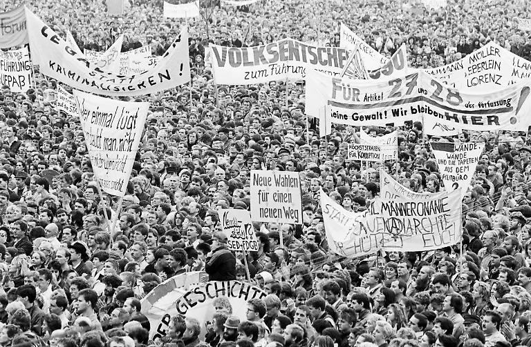 Am-4-November-1989-findet-die-groesste-nichtstaatliche-Demonstration-in-der-Geschichte-der-DDR-statt-Etwa-eine-halbe-Million-Menschen-demonstrieren-im-Zentrum-Ostberlins-fuer-Presse-und-Meinungsfreiheit-sowie-fuer-Freie-Wahlen