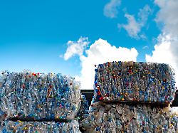 Müll und Medizin: Neue Technik macht PET-Flaschen zu Parkinson-Medikament