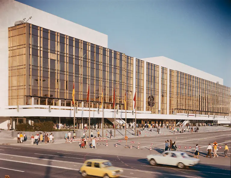Berlin-Ansicht-Palast-der-Republik-Foto-Berlin-Mitte-Palast-der-Republik-Marx-Engels-Platz-1973-76-erbaut-enthaelt-den-Plenarsaal-der-Volkskammer-u-mehrere-Restaurants-Arch-Kollektiv-Heinz-Graffunder-Aussenansicht-mit-Karl-Liebknecht-Strasse-im-Vordergrund-Foto-1976-E-Berlin-Palast-der-Republik-1976-Berlin-Mitte-Palast-der-Republik-Palace-of-the-Republic-Marx-Engels-Platz-built-1973-76-parliament-building-for-the-German-Democratic-Republic-Arch-Kollektiv-Heinz-Graffunder-View-with-the-Karl-Liebknecht-Strasse-in-the-foreground-Photo-1976