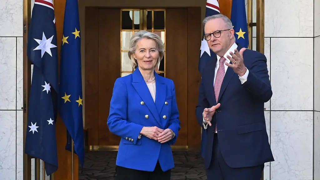 Ursula-von-der-Leyen-l-Praesidentin-der-Europaeischen-Kommission-wird-vom-australischen-Premierminister-Anthony-Albanese-waehrend-eines-Besuchs-in-Australien-im-Parlamentsgebaeude-begruesst