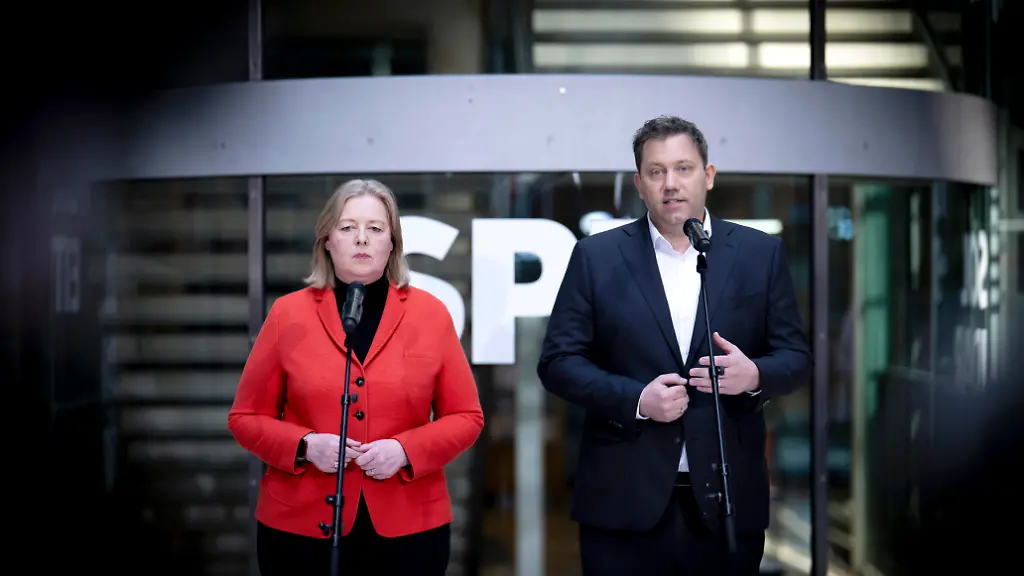 DEU-Deutschland-Germany-Berlin-23-03-2026-Baerbel-Baerbel-Bas-co-Parteivorsitzende-der-SPD-und-Bundesministerin-fuer-Arbeit-und-Soziales-und-Lars-Klingbeil-Co-Vorsitzender-der-SPD-und-Vizekanzler-rechts-waehrend-der-Pressekonferenz-PK-am-Tag-nach-der-Landtagswahl-in-Rheinland-Pfalz-in-der-Parteizentrale-im-Willy-Brandt-Haus-in-Berlin-Deutschland-in-Berlin-Deutschland-en-Baerbel-Bas-Baerbel-co-leader-of-the-SPD-and-Federal-Minister-of-Labour-and-Social-Affairs-and-Lars-Klingbeil-Co-Chairman-of-the-SPD-and-Vice-Chancellor-right-during-the-press-conference-the-day-after-the-state-election-in-Rhineland-Palatinate-at-the-party-headquarters-in-the-Willy-Brandt-House-in-Berlin-Germany