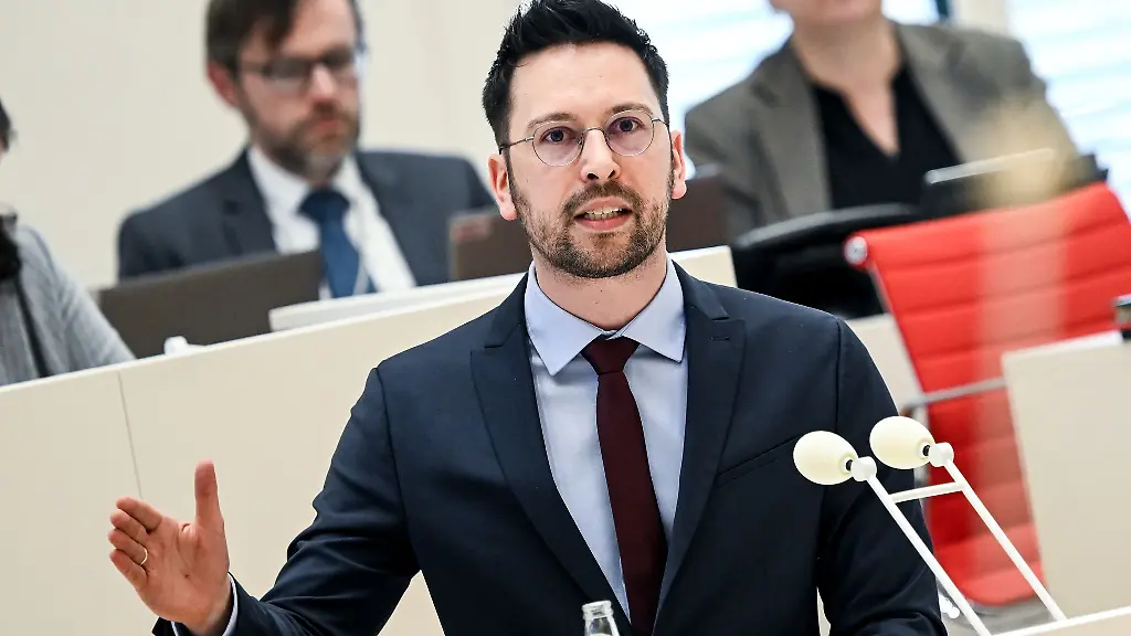 Der-Parlamentarische-Geschaeftsfuehrer-der-AfD-Landtagsfraktion-in-Brandenburg-Dennis-Hohloch-aeussert-sich-zu-den-rassistischen-Parolen-auf-einer-Teenager-Party-Archivbild