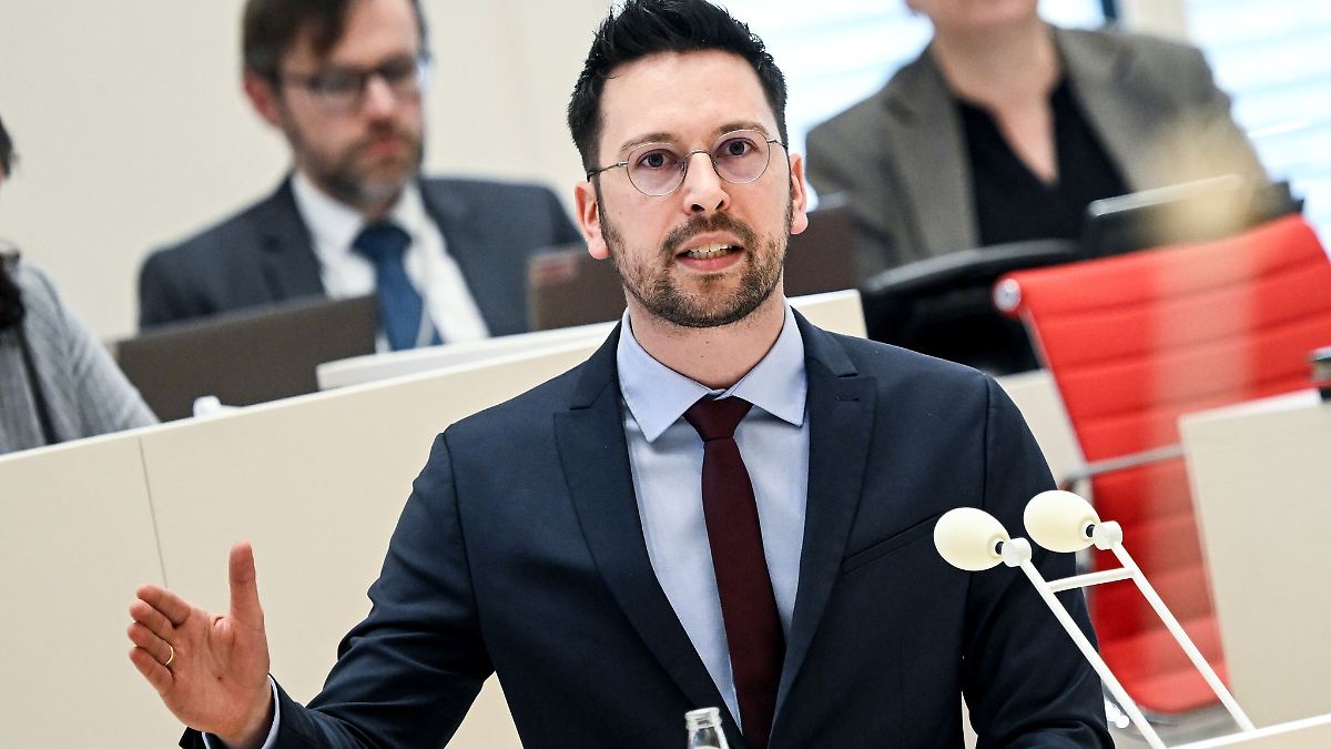 Der TagBrandenburger AfD zeigt Verständnis für rassistische Gesänge von Teenagern