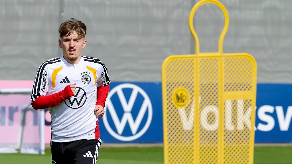 Lennart-Karl-Germany-schaut-Training-der-deutschen-Fussball-Nationalmannschaft-Home-Ground-am-24-March-2026-in-Herzogenaurach-Deutschland-Foto-von-Marco-Steinbrenner-DeFodi-Images-Lennart-Karl-Germany-looks-on-Training-der-deutschen-Fussball-Nationalmannschaft-Home-Ground-March-24-2026-in-Herzogenaurach-Germany