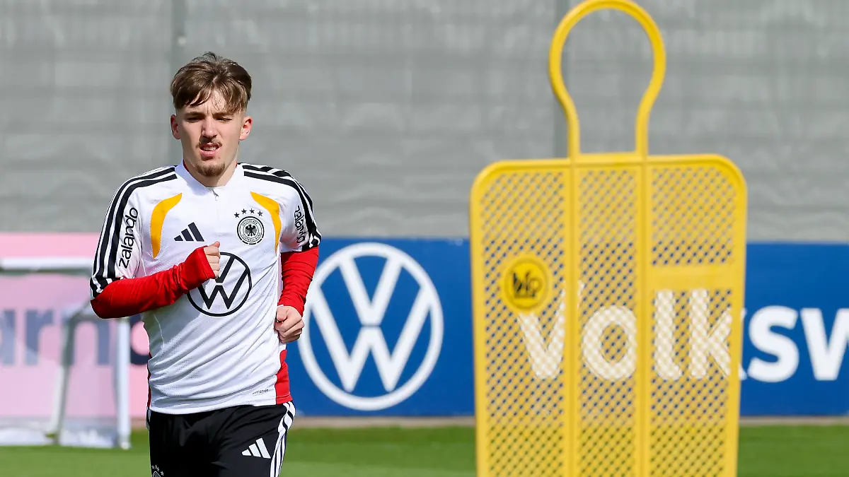 Lennart-Karl-Germany-schaut-Training-der-deutschen-Fussball-Nationalmannschaft-Home-Ground-am-24-March-2026-in-Herzogenaurach-Deutschland-Foto-von-Marco-Steinbrenner-DeFodi-Images-Lennart-Karl-Germany-looks-on-Training-der-deutschen-Fussball-Nationalmannschaft-Home-Ground-March-24-2026-in-Herzogenaurach-Germany