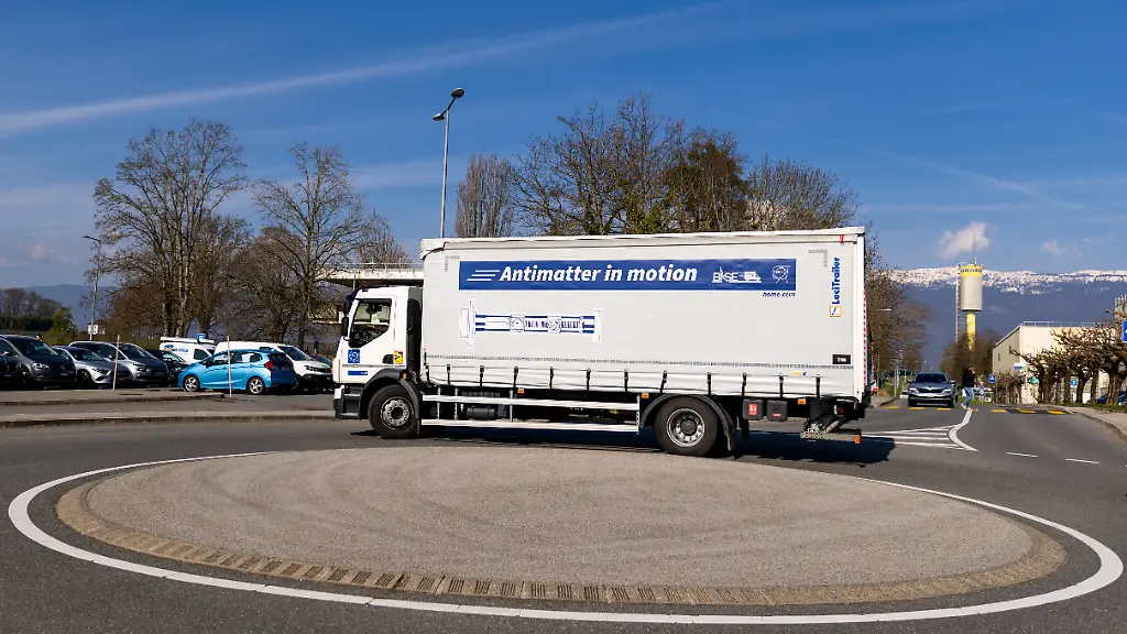 Ein-Lastwagen-transportiert-die-transportable-Antimaterie-Falle-Das-Kernforschungszentrum-will-es-moeglich-machen-dort-hergestellte-Antimaterie-Teilchen-in-Laboren-in-Deutschland-und-anderswo-zu-untersuchen-Dafuer-haben-massgeblich-deutsche-Physiker-einen-hochkomplizierten-Container-entwickelt-Der-Transport-am-Cern-Gelaende-soll-beweisen-dass-die-Transport-Methode-funktioniert-Davon-gehe-absolut-keine-Strahlengefahr-aus-betont-das-Cern