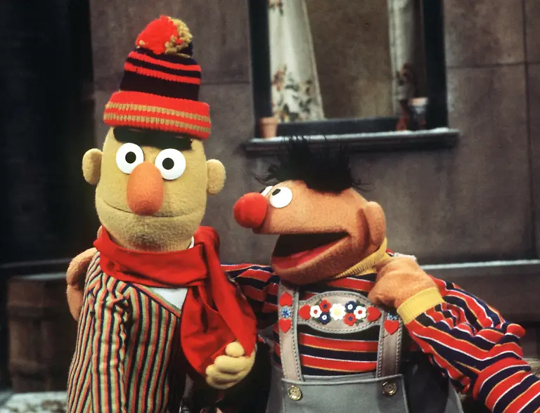 Neugierig-fragt-Ernie-r-seinem-Kumpel-Bert-wieder-einmal-Loecher-in-den-Bauch-Archivbild-vom-Maerz-1976-Wieso-weshalb-warum-Wer-nicht-fragt-bleibt-dumm-heisst-es-auch-im-Titelsong-der-Sesamstrasse-in-der-die-beiden-regelmaessig-auftreten-Vor-30-Jahren-am-8-Januar-1973-kam-die-deutsche-Version-der-Sesame-Street-erstmals-auf-hiesige-Bildschirme-Die-Idee-fuer-die-Kindersendung-entstand-in-den-USA-waehrend-der-Kampagnen-gegen-die-Armut-in-den-60er-Jahren-Uebers-Fernsehen-sollte-den-Kindern-der-Gettos-Ersatz-fuer-fehlende-Kindergaerten-und-Vorschulen-geboten-werden-Inzwischen-ist-die-Sesamstrasse-ein-internationales-Projekt-geworden