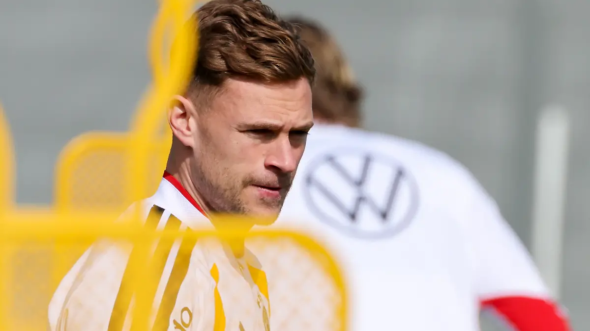 Joshua-Kimmich-Germany-schaut-Training-der-deutschen-Fussball-Nationalmannschaft-Home-Ground-am-24-March-2026-in-Herzogenaurach-Deutschland-Foto-von-Marco-Steinbrenner-DeFodi-Images-Joshua-Kimmich-Germany-looks-on-Training-der-deutschen-Fussball-Nationalmannschaft-Home-Ground-March-24-2026-in-Herzogenaurach-Germany