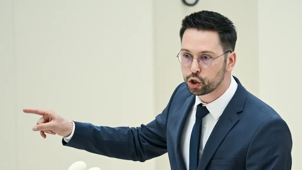 Dennis-Hohloch-AfD-spricht-bei-der-19-Sitzung-des-Landtages-Brandenburg-zur-Aktuellen-Stunde-zum-Thema-Zehn-Jahre-Grenzoeffnung-und-die-Folgen-fuer-Brandenburg