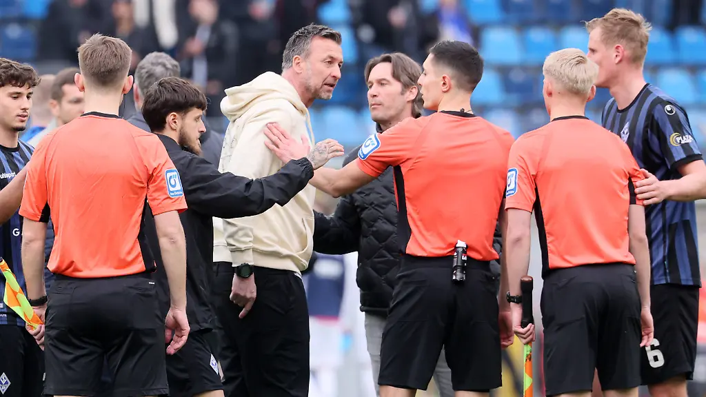 Mannheim-21-03-2026-Carl-Benz-Stadion-Fussball-3-Liga-30-Spieltag-Waldhof-Mannheim-vs-FC-Erzgebirge-Aue-2-1-0-1-Im-Bild-Aufregung-nach-dem-Spiel-um-Schiedsrichter-Timon-Schulz-und-seine-Assistenten-Trainer-Christoph-Dabrowski-Erzgebirge-Aue-beschwert-sich-ob-des-umstrittenen-Mannheimer-Siegtreffers-Sportdirektor-Michael-Tarnat-Co-Trainer-Lars-Fuchs-Torwarttrainer-Alexander-Kunze-Aue-beschweren-sich-beim-Schiedsrichterassistenten-Nur-fuer-journalistische-Zwecke-Only-for-editorial-use-DFB-DFL-regulations-prohibit-any-use-of-photographs-as-image-sequences-and-or-quasi-video