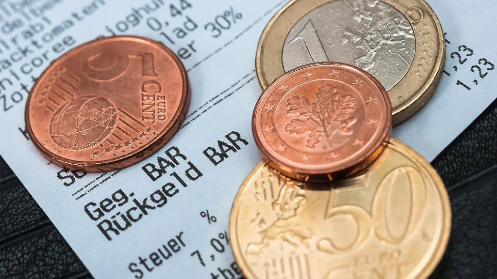 Preissteigerungen-und-Inflation-in-Europa-Kassenzettel-aus-dem-Supermarkt