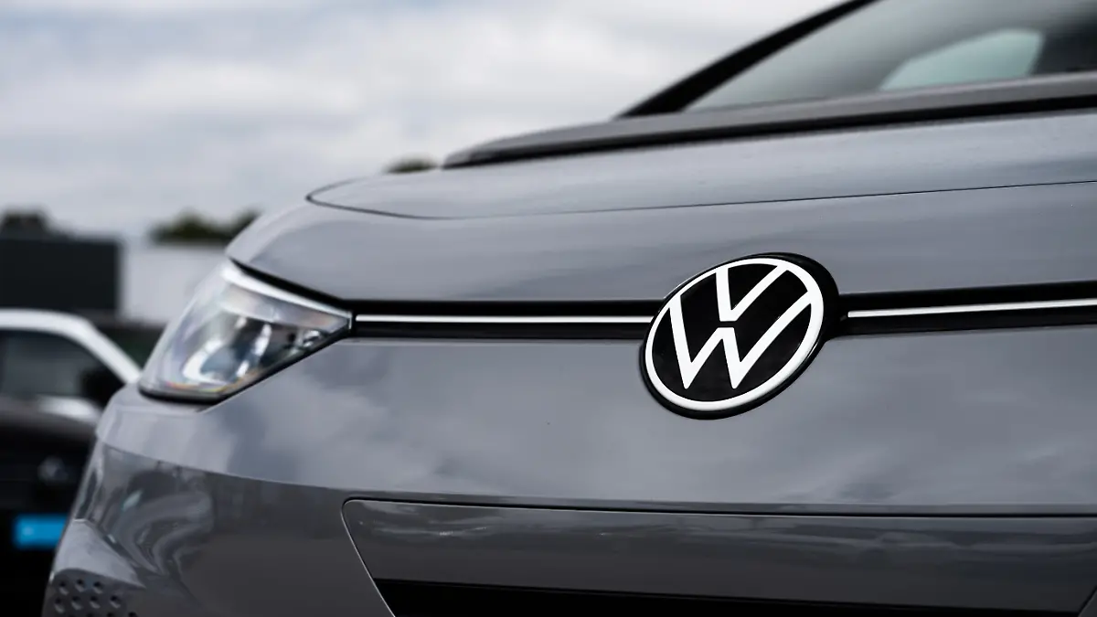 VW-Logo vor einem Autohaus