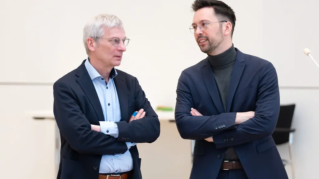 AfD-Landtagsfraktionschef-Hans-Christoph-Berndt-und-der-AfD-Abgeordnete-Dennis-Hohloch-aeussern-sich-zu-den-rassistischen-Parolen-auf-einer-Teenager-Party-Archivbild