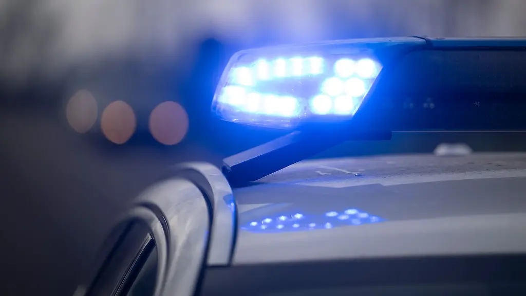 Vier-Menschen-sind-in-Niederbayern-bei-einem-Ueberhol-Unfall-schwer-verletzt-worden