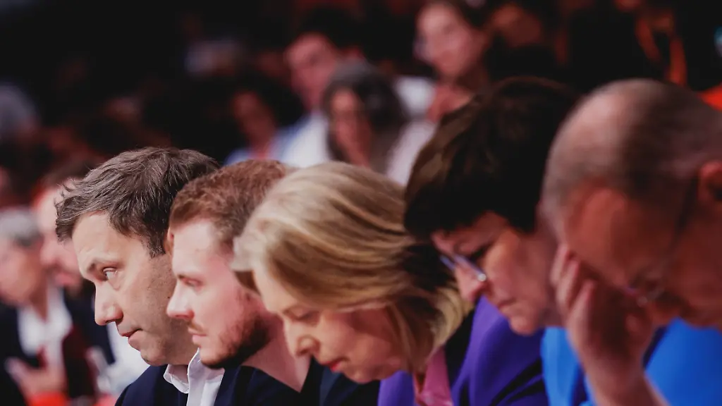 L-R-Lars-Klingbeil-SPD-Parteivorsitzender-Tim-Kluessendorf-kommissarischer-SPD-Generalsekretaer-Baerbel-Bas-SPD-Parteivorsitzende-Saskia-Esken-ehemalige-Bundesvorsitzende-der-SPD-und-Matthias-Miersch-Fraktionsvorsitzender-der-SPD-im-Deutschen-Bundestag-aufgenommen-im-Rahmen-des-Bundesparteitages-der-SPD-in-Berlin-27-06-2025