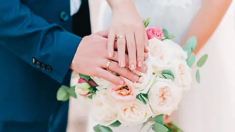 epi_1004491847_ADOBE FOTO STOCK_282670461_Hands of bride and g