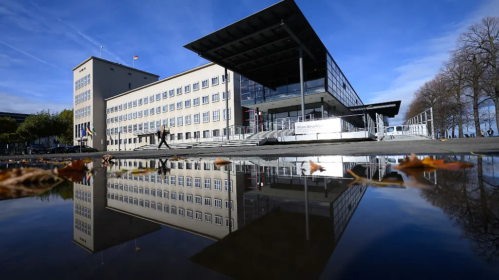 Kultusminister-Conrad-Clemens-CDU-will-bei-einer-Landtagssitzung-am-Mittwoch-seine-Schulpolitik-erlaeutern-Archivbild