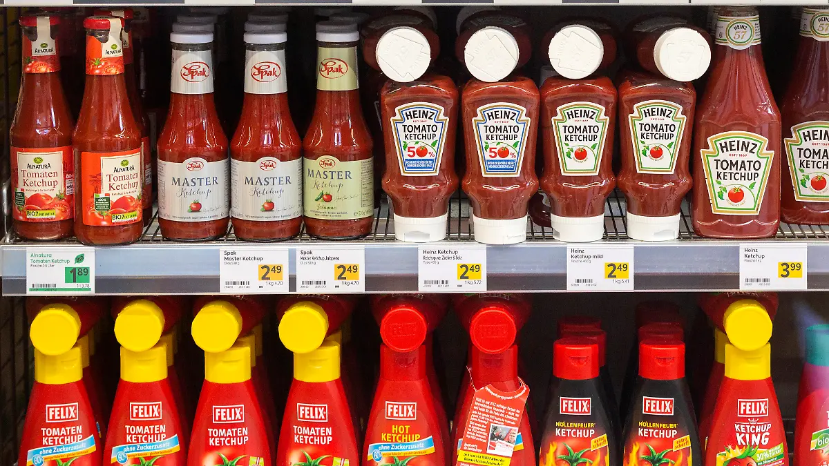 Ketchup-Regal im Supermarkt