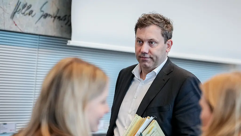 Lars-Klingbeil-SPD-Bundesminister-der-Finanzen-Vizekanzler-und-SPD-Bundesvorsitzender-nimmt-an-der-Sitzung-seiner-Bundestagsfraktionteil