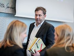 Lars Klingbeil SPD Bundesminister Der Finanzen Vizekanzler Und SPD Bundesvorsitzender Nimmt An Der Sitzung Seiner Bundestagsfraktionteil