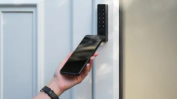 Nuki Keypad 2 NFC_ convenient access with tap to unlock_©Nuki