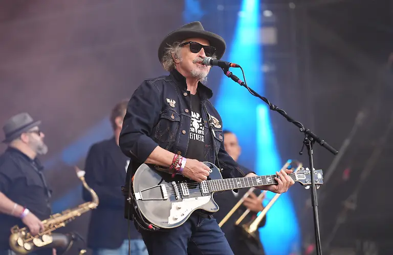 Wolfgang-Niedecken-Saenger-der-Band-BAP-auf-der-Buehne-waehrend-des-Wacken-Open-Airs-WOA-Das-Wacken-Open-Air-WOA-findet-vom-30-Juli-bis-2-August-statt-und-gilt-als-groesstes-Heavy-Metal-Festival-der-Welt