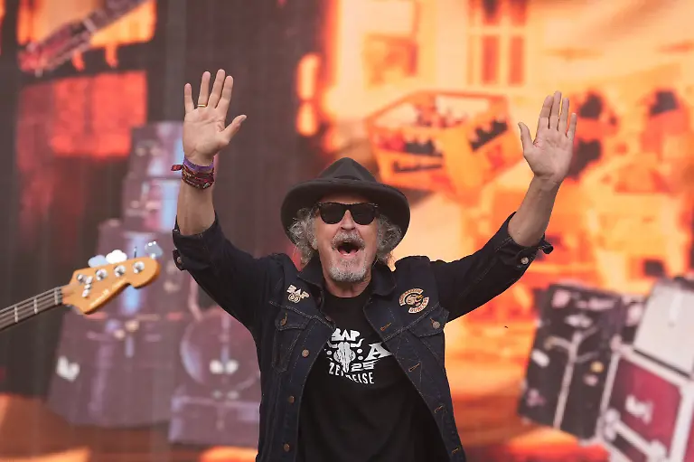 Wolfgang-Niedecken-Saenger-der-Band-BAP-singt-auf-der-Buehne-waehrend-des-Wacken-Open-Airs-WOA-Das-Wacken-Open-Air-WOA-findet-vom-30-Juli-bis-2-August-statt-und-gilt-als-groesstes-Heavy-Metal-Festival-der-Welt