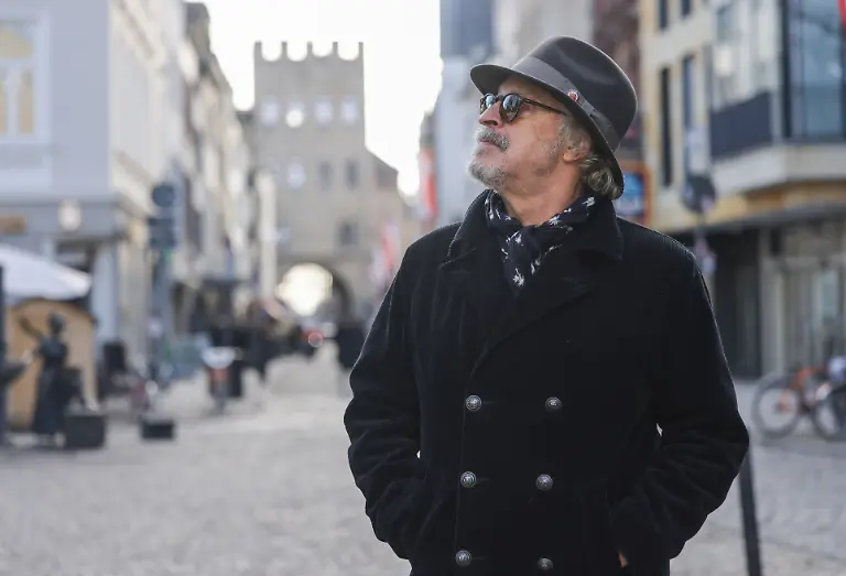 Wolfgang-Niedecken-Saenger-der-Koelner-Rockgruppe-BAP-steht-in-der-Suedstadt-in-der-Severinsstrasse