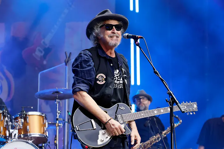 Musiker-Wolfgang-Niedecken-mit-der-Band-BAP-bei-seinem-Konzert-auf-der-Buehne-des-Bonner-Kunst-Rasen-Der-Kunst-Rasen-in-Bonn-ist-eine-sommerliche-Konzertreihe-mit-Open-Air-Konzerten-nahe-des-Rheinufers-Bonn-16-08