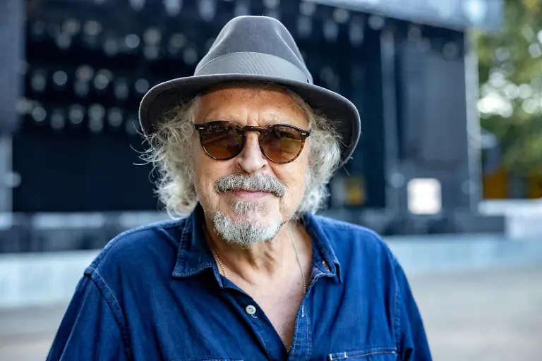 Portrait-von-BAP-Frontmann-Wolfgang-NIEDECKEN-Der-Bonner-Medien-Club-verleiht-den-Broeckemaennche-Preis-2025-an-den-Konzertveranstalter-Ernst-Ludwig-Ernest-Hartz-Mit-der-Auszeichnung-wuerdigt-der-BMC-Hartz-jahrzehntelangen-Einsatz-fuer-die-Bonner-Livekultur-Die-Preisverleihung-findet-auf-dem-Kunst-Rasen-in-Bonn-Gronau-statt-Die-Laudatio-haelt-BAP-Frontmann-Wolfgang-Niedecken