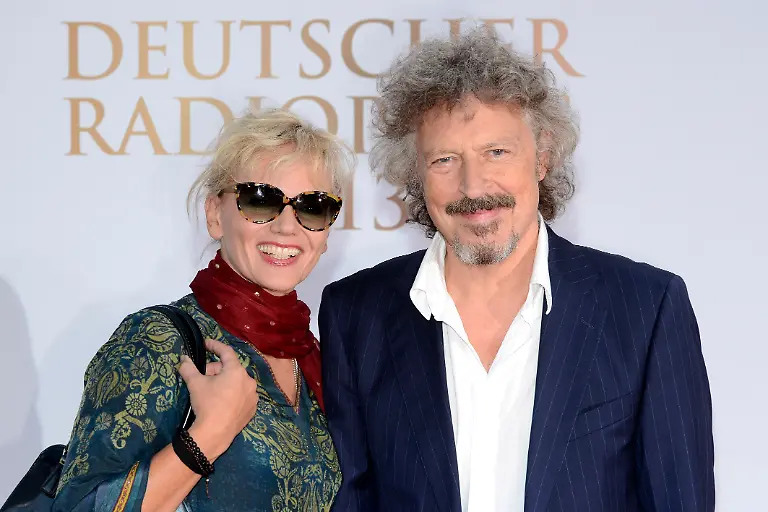 Tina-und-Wolfgang-Niedecken-der-deutsche-Saenger-der-Koelner-Mundartband-BAP-mit-seiner-Frau-beim-Deutschen-Radiopreis-2012-Verleihung-im-Schuppen-52-am-05-09-2013-in-Hamburg-KEINE-PERSOENLICHKEITSRECHTE-VORHANDEN-NUR-FUER-REDAKTIONELLE-VERWENDUNG-KEINE-WERBUNG