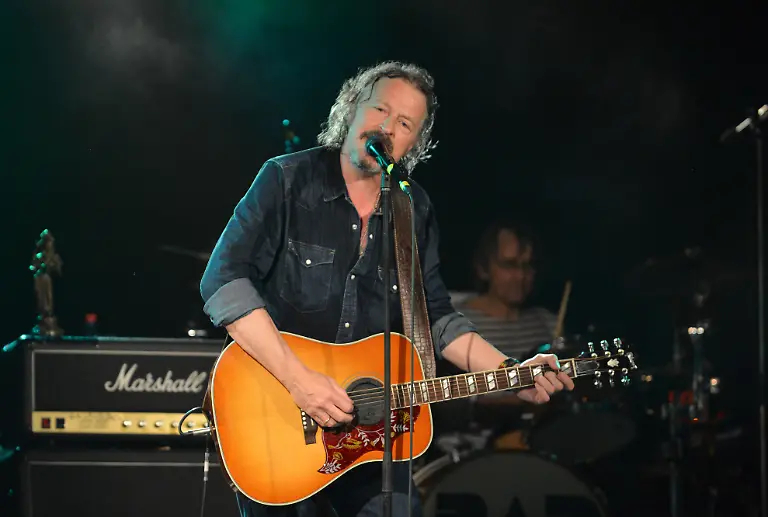 Der-Musiker-Wolfgang-Niedecken-steht-am-Donnerstag-03-05-2012-auf-der-Buehne-der-Music-Hall-in-Worpswede-Niedersachsen-Niedecken-startet-hier-mit-seiner-Band-BAP-die-Tournee-Volles-Programm-Tour-2012-Es-ist-sein-erster-Auftritt-nach-seinem-Schlaganfall-im-November-letzten-Jahres