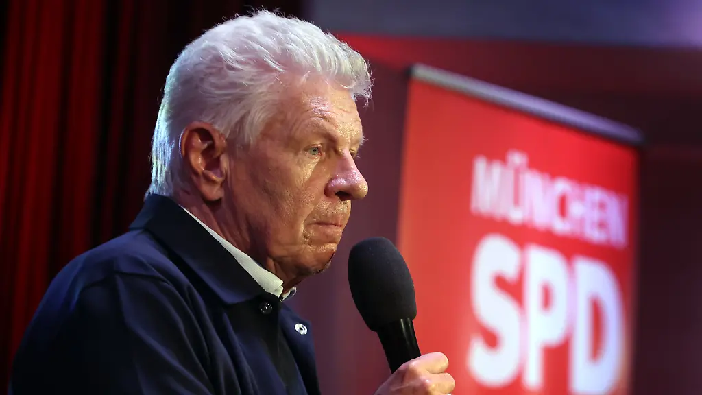 22-03-2026-Bayern-Muenchen-Dieter-Reiter-SPD-Oberbuergermeister-von-Muenchen-steht-bei-der-Wahlparty-der-SPD-zur-Stichwahl-um-das-Oberbuergermeisteramt-auf-der-Buehne-Muenchens-SPD-Oberbuergermeister-Dieter-Reiter-hat-im-Rennen-um-die-Rathausspitze-eine-Niederlage-gegen-Gruenen-Kandidat-D-Krause-eingestanden