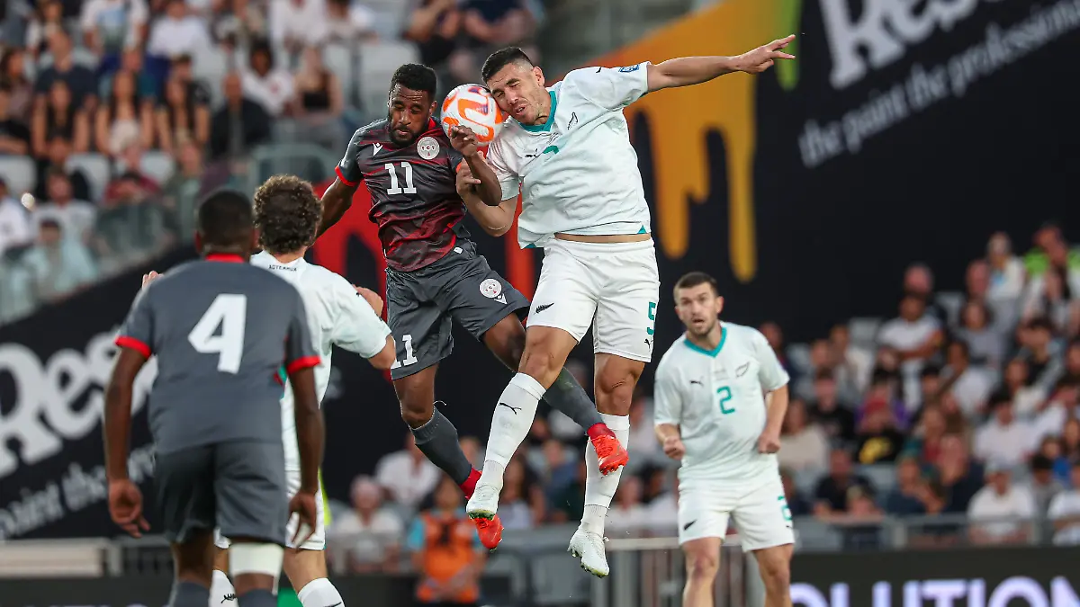 Fussball-WM-Qualifikation-Ozeanien-Neukaledonien-Neuseeland-im-Eden-Park-Michael-Boxall-Neuseeland-oben-r-und-Cesar-Zeoula-Neukaledonien-waehrend-des-Qualifikationsspiels-zur-FIFA-Fussball-Weltmeisterschaft-2026-Ozeanien-zwischen-den-All-Whites-und-Neukaledonien