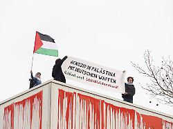 Polizei nimmt vier Personen fest: Aktivisten besetzen Dach der Rheinmetall-Waffenfabrik in Berlin