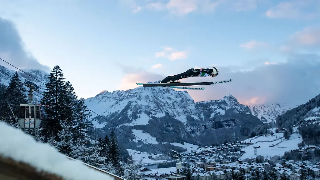 CAMPREGHER-Andrea-Italien-vor-Alpenpanorama-SUI-FIS-Viessmsann-Skisprung-Weltcup-Engelberg-Gross-Titlis-Schanze-Qualifikation-Herren-Saison-2024-2025-20-12-2024-SUI-FIS-Viessmsann-Skisprung-Weltcup-Engelberg-Gross-Titlis-Schanze-Qualifikation-Herren-Saison-2024-2025-20-12