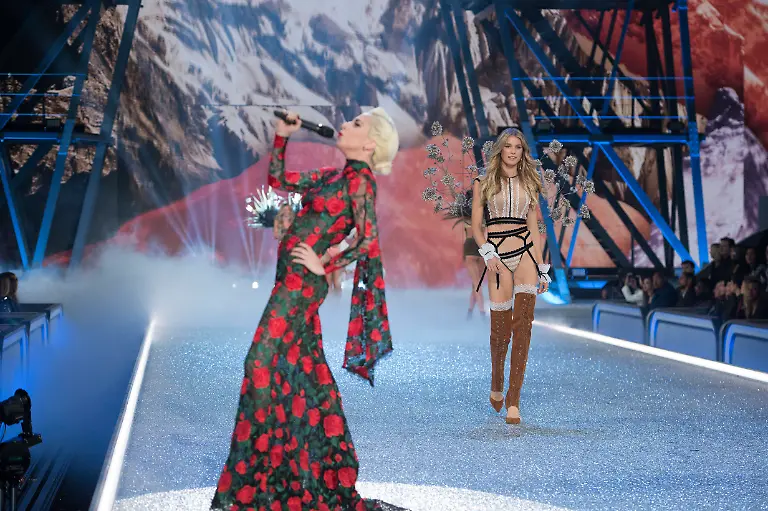 Victoria-s-Secret-Fashion-Show-Lady-Gaga-Victoria-s-Secret-Fashion-Show-at-the-Grand-Palais-Paris-France-on-30th-November-2016