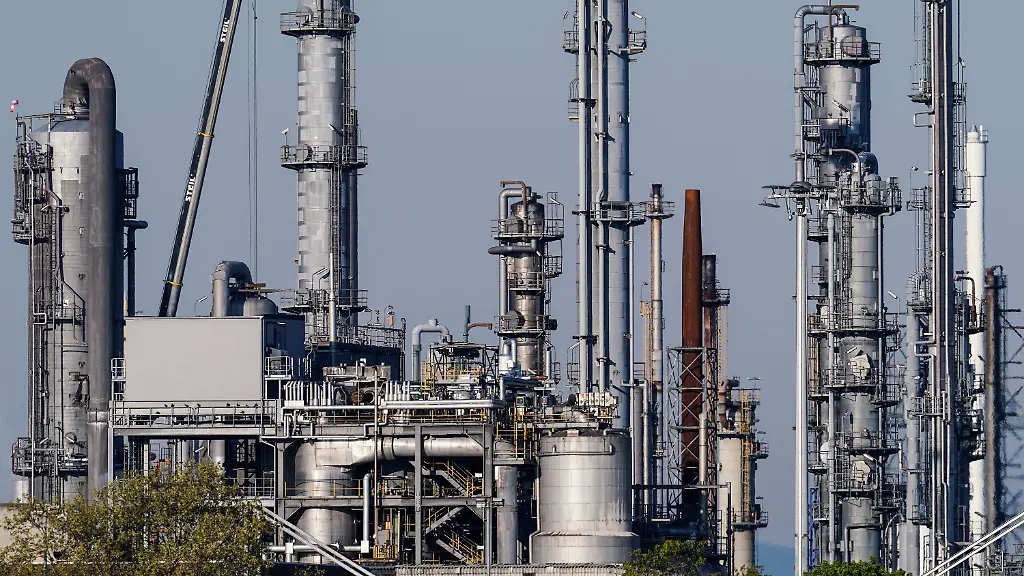 ARCHIV-28-04-2022-Rheinland-Pfalz-Ludwigshafen-Industrieanlagen-stehen-auf-dem-Werksgelaende-eines-Chemiekonzerns